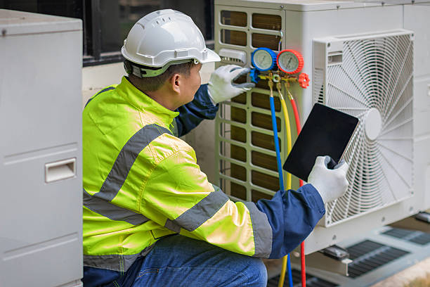 Professional Hvac technician working in Oak Creek, WI